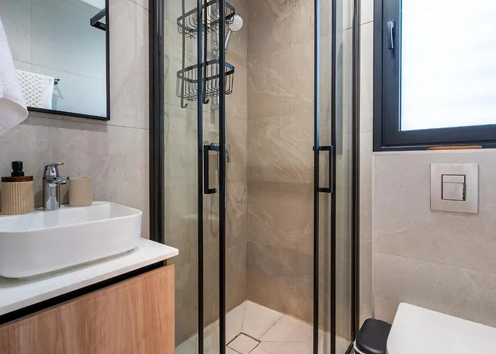 Densho 2-br Luxury By Makenzy