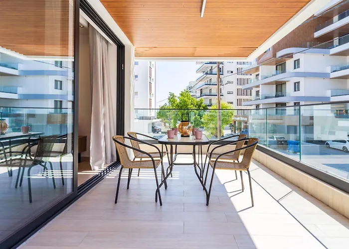 Densho 2-br Luxury By Makenzy Larnaca